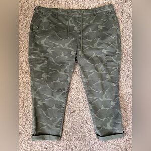 Torrid Green Camouflage Camo Cargo Stretch Waist Capri Pants